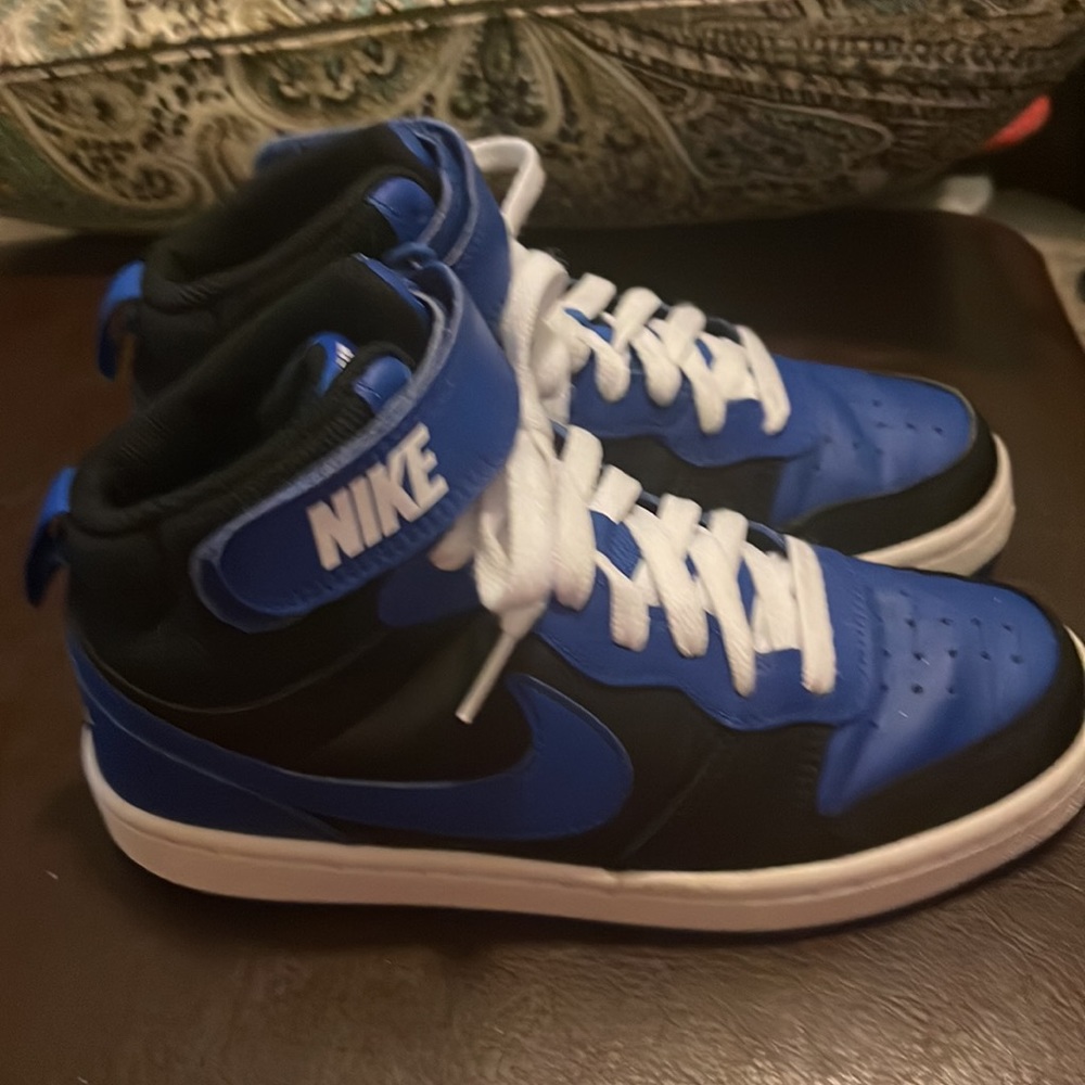 Nike size US4Y boy or girl unisex sneaker. Royal blue and black pre owned. - Picture 2 of 6